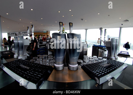 La Gravity Bar sulla parte superiore del magazzino del centro visitatori presso il St James Gate birreria Guinness a Dublino Irlanda Foto Stock