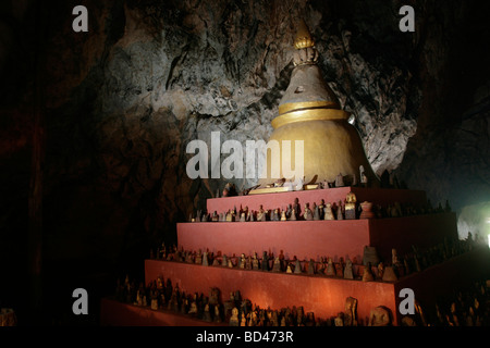Un stoopa entro le caverne di calcare di Pak Ou Le grotte circondata da piccole statue di Buddha Luang Prabang Laos, 2006 Foto Stock