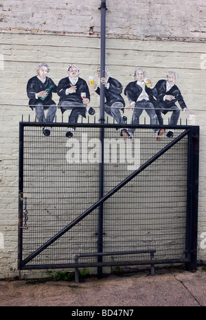 Un murale di avvocati apparentemente seduto su un cancello sul retro della parrucca inclinato pub in Warwick, Regno Unito Foto Stock