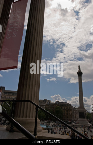 Vista di Trafalgar Square dalla National Gallery di Londra Inghilterra REGNO UNITO Foto Stock