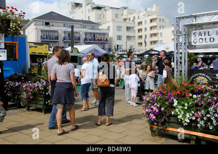 Regata Cowes Week visitatori rilassante per la sfilata di un area del litorale di ristorazione bar e alimentari tende di uscita Isle of Wight REGNO UNITO Foto Stock