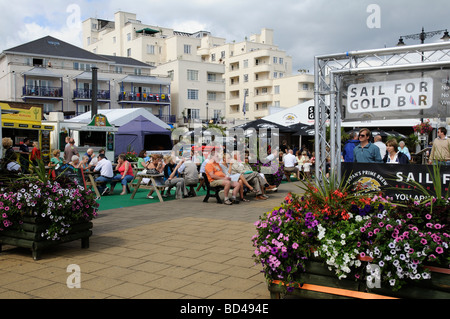 Regata Cowes Week visitatori rilassante per la sfilata di un area del litorale di ristorazione bar e alimentari tende di uscita Isle of Wight Englan Foto Stock