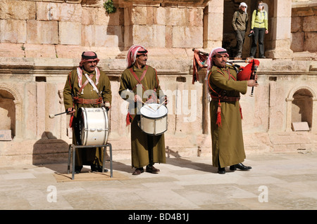 I soldati giordani suona tamburi e cornamuse dal Sud teatro in Jerash Giordania Foto Stock