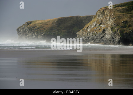 Area del Watergate Bay, Inghilterra. Il popolare di due miglia di Watergate Bay beach su una ruvida e giornata di sole. Foto Stock