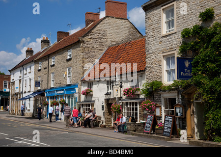 Le strade terrazze, e gli edifici di piastrelle rosse del centro di Helmsley Town, North Yorkshire, Inghilterra, Regno Unito Foto Stock