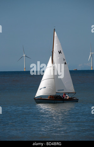 Barca a vela sul mare di Hoylake, Merseyside, vicino Burbo Bank Centrali eoliche offshore. Regno Unito Foto Stock