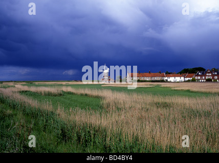 Un grande cielo sopra Cley-next-il-Mare, North Norfolk. Foto Stock