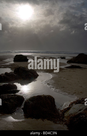 Area del Watergate Bay, Inghilterra. Drammatiche luci del tramonto sul popolare a due miglia di Watergate Bay beach. Foto Stock