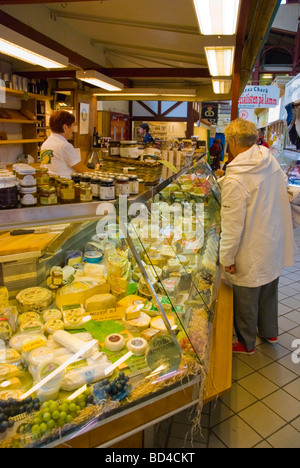 Formaggio in stallo la Stora Saluhallen il grande mercato coperto di Göteborg Svezia Europa Foto Stock