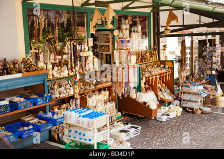 Negozio di souvenir, regali, oggetto, catena di chiavi. Roma, Italia, Italia,  città italiana Foto stock - Alamy