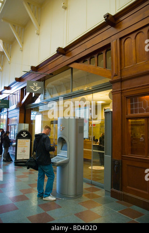 Uomo di comprare un biglietto da SJ la Svezia ferrovie macchina presso la Stazione Centrale dalla stazione ferroviaria principale di Göteborg Svezia Europa Foto Stock