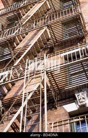 New York peculiare e ripristinato Tenement edifici di New York City Foto Stock