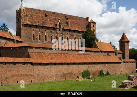 Architettura del castello di Malbork (Die Marienburg) costruita nel XIII secolo in Prussia dall Ordine Teutonico come Ordensburg. Foto Stock