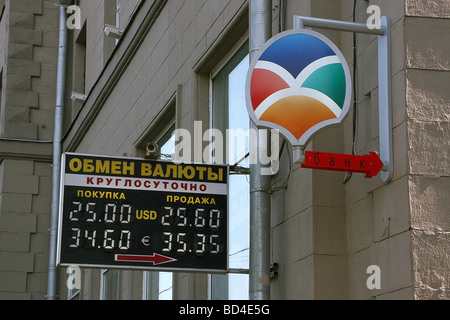 Russia, Mosca, banche, tassi di cambio del dollaro di rubli Foto Stock