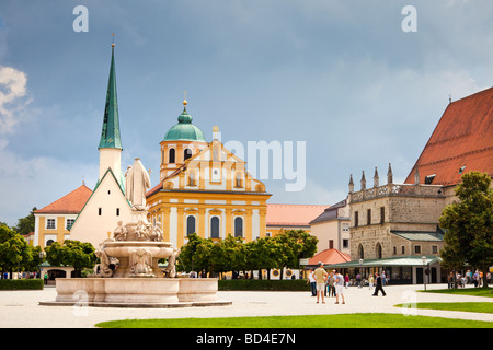 Altotting Baviera Germania Europa - Cappella della miracolosa immagine e la chiesa di Santa Maddalena in Piazza Kapellplatz Foto Stock