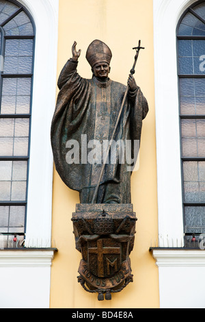 Statua in bronzo di Papa Giovanni Paolo II di Altötting Baviera Germania Europa Foto Stock