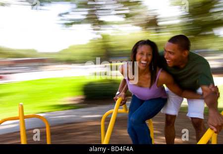 Giovane nero americano africano giovane divertendosi la filatura con sfocatura con ridere anf feelngs gioiosa Foto Stock