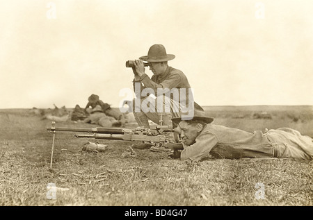 Militari & Sniper Spotter Site un bersaglio Foto Stock