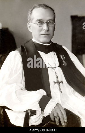 Seduto di mezza età sacerdote con la croce Foto Stock