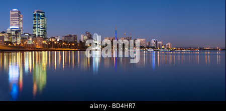 Il waterfront foreshore riflessa nel fiume Swan di notte. Foto Stock