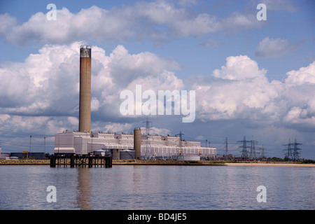 Granella stazione di alimentazione vista dal fiume Medway Foto Stock