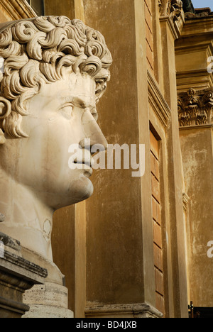 Roma Italia Musei Vaticani busto gigante di Cesare Augusto nel Cortile della Pigna Foto Stock