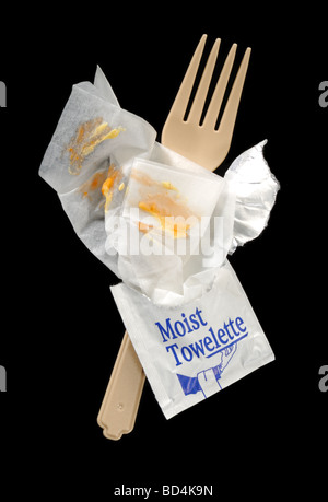 Una salviettina umida con una forcella di plastica e macchie di senape Foto Stock