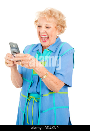 Senior donna ridere come lei legge un divertente messaggio di testo isolato su bianco Foto Stock