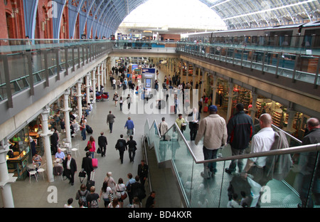 I passeggeri al terminal principale dell'dalla stazione ferroviaria internazionale di St Pancras, London, Regno Unito. Foto Stock
