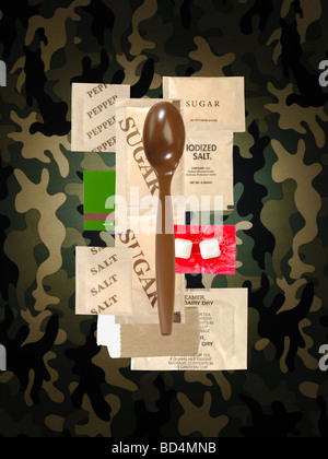 Militari razione alimentare pacchetti con utensili su uno sfondo di mimetizzazione Foto Stock
