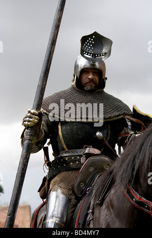 Fiera medievale cavaliere di cavalleria con lancia su cavallo militare. Preso in Malbork, Polonia, 2009. Foto Stock