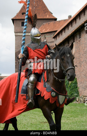 Pesante cavalleria medievale Cavaliere con lancia su cavallo militare. Preso in Malbork, Polonia, 2009. Foto Stock