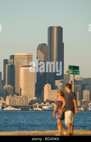 Un giovane a piedi lungo la spiaggia di Alki Park a Seattle, WA. Foto Stock