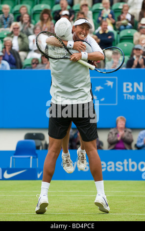 Akgul Amanmuradova e ai Sugiyama celebrare la doppia vittoria finale Foto Stock