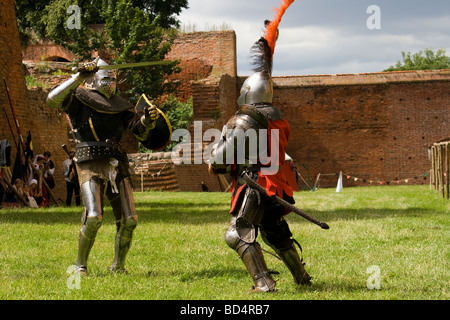 Scena medievale - due cavalieri combattimenti con le spade. Preso in Malbork, Polonia, 2009. Foto Stock