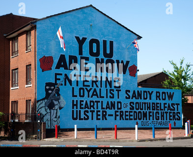 Uno dei più noti lealisti/murali unionista a nord della fila di sabbia nella zona centrale di Belfast. Foto Stock