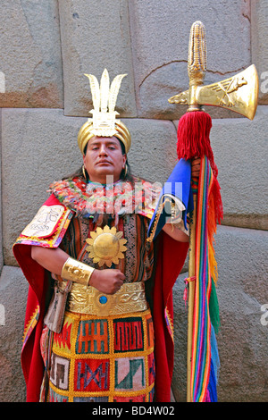 Attore di eseguire come un guerriero Inca, Calle Hatun Rumiyok, Cuzco, Perù, Sud America Foto Stock