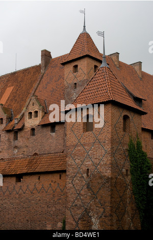 Architettura del castello di Malbork (Die Marienburg) costruita nel XIII secolo in Prussia dall Ordine Teutonico come Ordensburg. Foto Stock