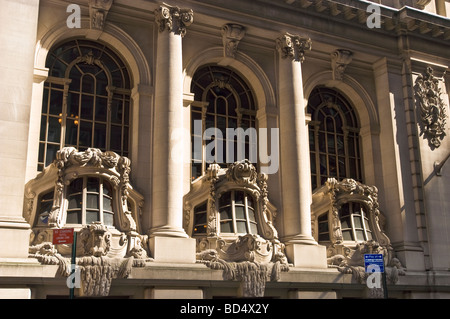 Facciata ornata del vecchio edificio Beaux-Arts con colonne e finestre ad arco a Manhattan, New York City, USA. Dettagli architettonici storici. Foto Stock