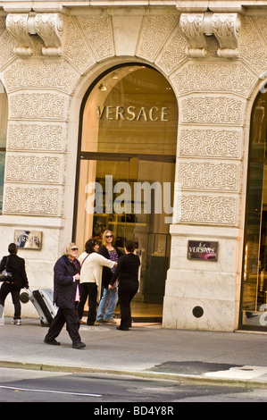 Negozio di Versace, quinta avenue, Manhattan, New York City, Stati Uniti d'America Foto Stock