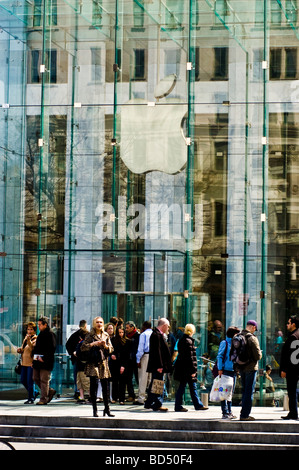 Apple Store edificio di vetro, la Fifth Avenue, Manhattan, New York City, Stati Uniti d'America Foto Stock