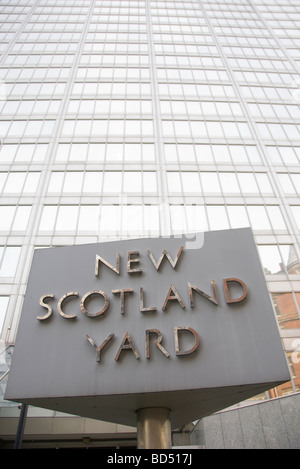 Cartello fuori New Scotland Yard il quartier generale della polizia metropolitana basato a Londra REGNO UNITO Foto Stock
