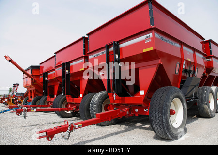 Agricoltura agricola grano agricolo attrezzature per impieghi gravosi carri Unverferth nessuno negli Stati Uniti ad alta risoluzione Foto Stock