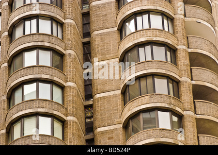 Primo piano di un balcone rotondo nel condominio di Manhattan, New York, Stati Uniti. Architettura brutalista con cemento testurizzato e grandi finestre curve. Foto Stock