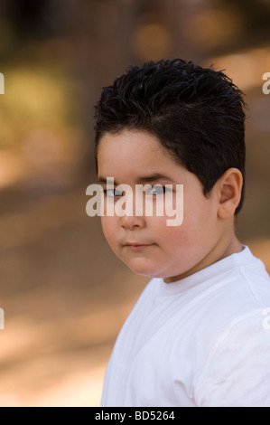 Carino piccolo ragazzo all'aperto Foto Stock