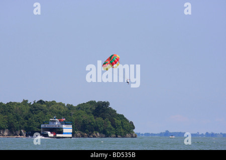 Erie Lake paracadute paracadutismo paracadutismo paracadutismo paracadutismo isola put in Bay sport acqua hi-res Foto Stock