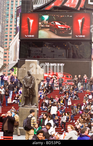 La folla di persone su scale con Padre Duffy statua con croce celtica, Times Square Manhattan, New York City, Stati Uniti d'America Foto Stock