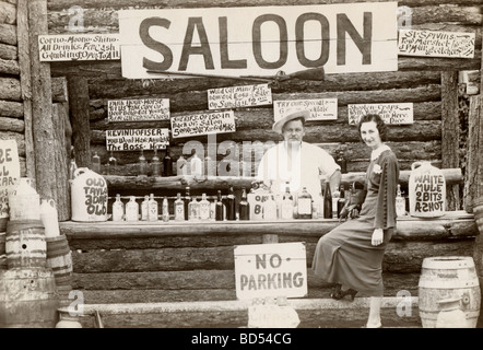 Skinny donna al Log Cabin Saloon Foto Stock