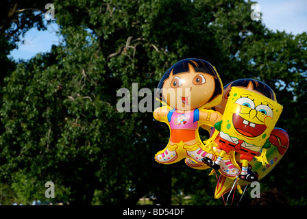 Dora the Explorer e Bob spugna palloni di elio Foto Stock