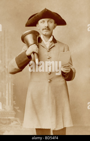 Town Crier in panciotto con campana grande Foto Stock